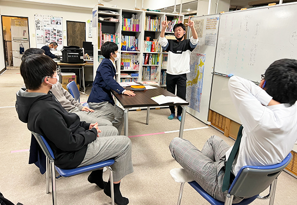 中高生の学習支援の様子